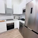 Evans Realty Bo Martiricos Estudio & Renovado Daire *